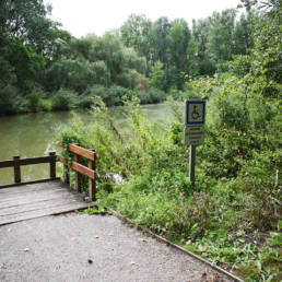 Étang de pêche du lac du bois des forts à Coudekerque Village dans le Nord