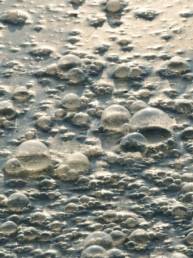 Image d'une eau polluée avec de grosses bulles