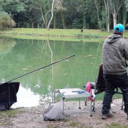 étang de pêche du parc de l'Aunelle à Quievrechain dans le Nord