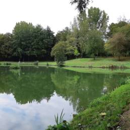 étang de pêche du parc de l'Aunelle à Quievrechain dans le Nord