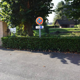 Place de stationnement pour personne à mobilité réduite à l'entrée de l'étang communal de Preux au bois