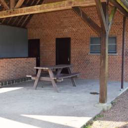 Table pique nique couverte de l'étang communal de Preux au bois